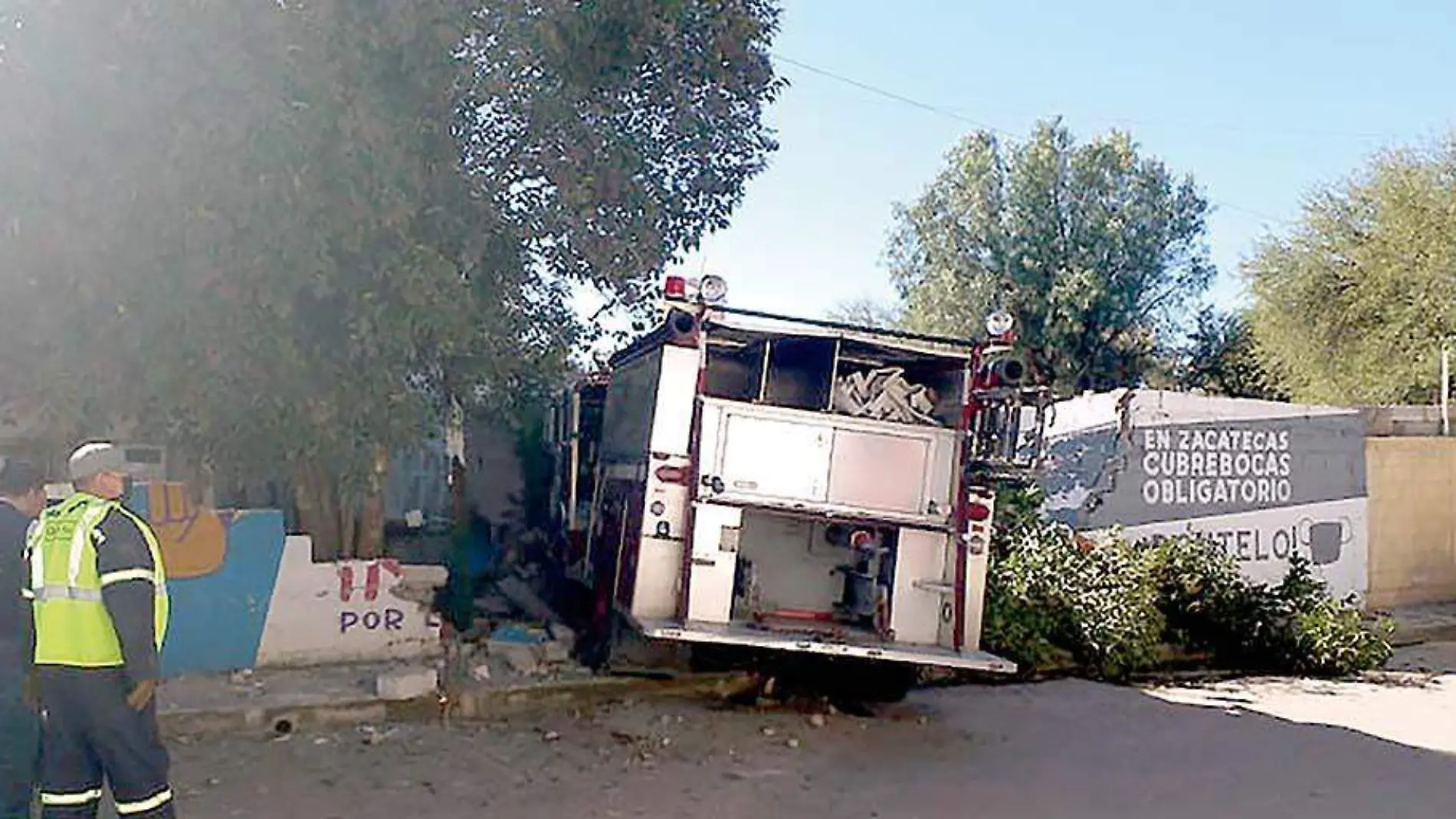 Camión cisterna de bomberos se impactó contra una barda en Jerez, Zacatecas